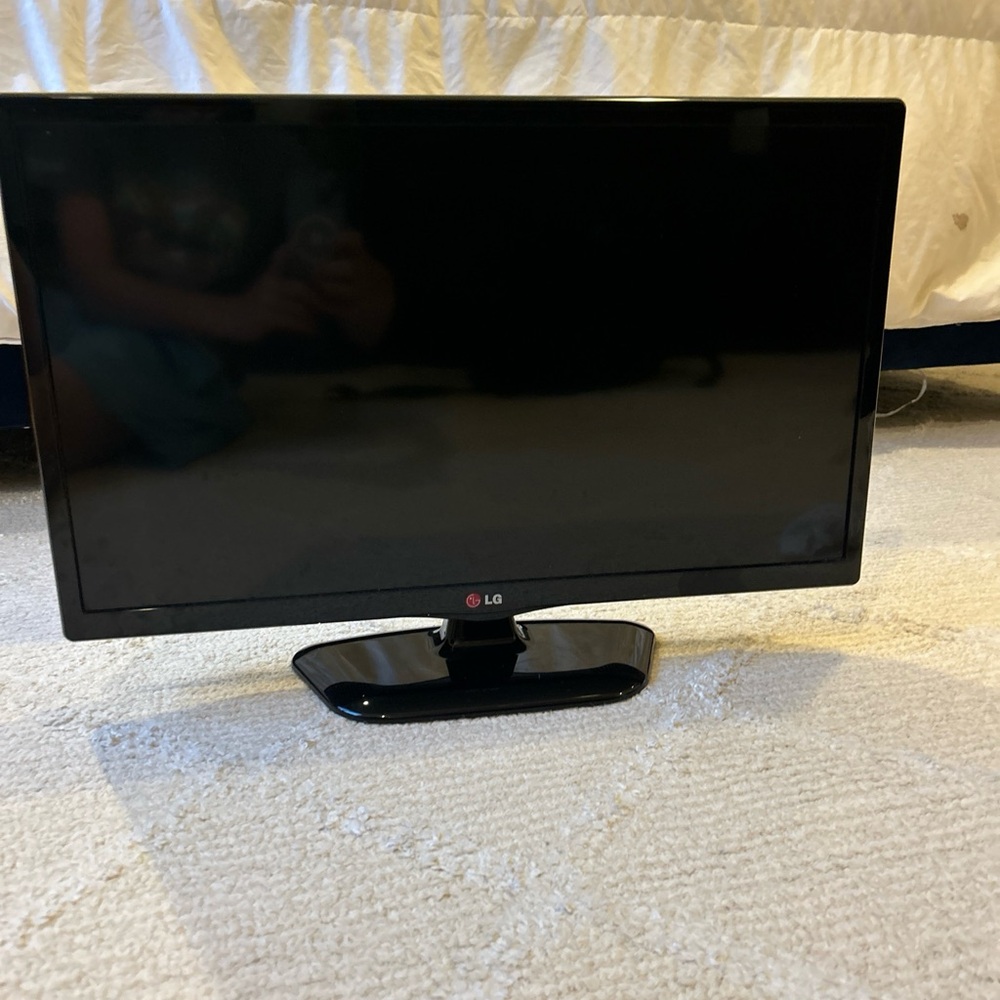 Lg TV 15 inches 19v